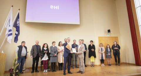 Freysteinn Sigmundsson, deildarforseti Jarðvísindadeildar, veitti verðlaununum viðtöku fyrir hönd alls jarðvísindafólks við HÍ ásamt þeim Önnu Jónu Baldursdóttur, Bryndísi Brandsdóttur, Chiara Lanzi, sem var fulltrúi doktorsnema, Eniko Bali, Esther Ruth Guðmundsdóttur, Guðfinnu Aðalgeirsdóttur, Halldóri Geirssyni, Magnúsi Tuma Guðmundssyni, Rikke Pedersen, Steffen Mischke, Sæmundi Ara Halldórssyni og Þorvaldi Þórðarsyni. MYND/Gunnar Sverrisson